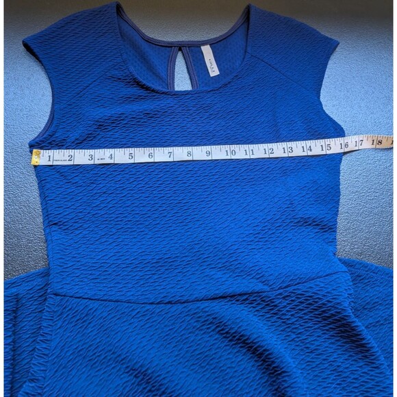 Gilli Womens Dress Cap Sleeve Fit & Flare Blue Keyhole Back Textured Size Small - Picture 5 of 9